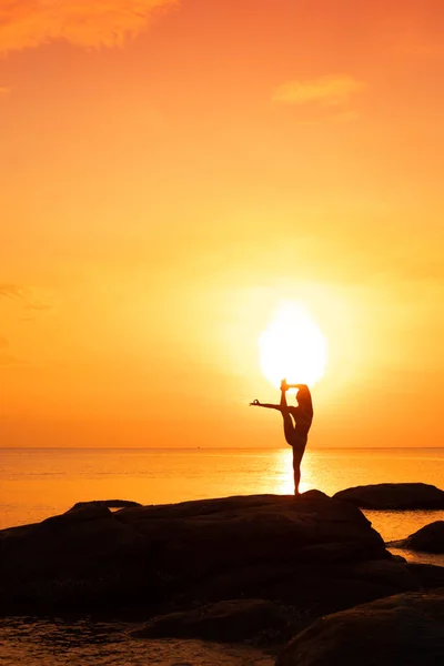 Asian Dziewczyna praktyka Joga na The Plaża Sunrise rano dzień — Zdjęcie stockowe