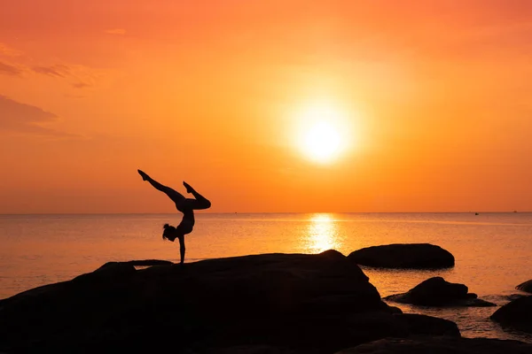 Sahilde Asyalı kız uygulama Yoga Sunrise sabah günü — Stok fotoğraf