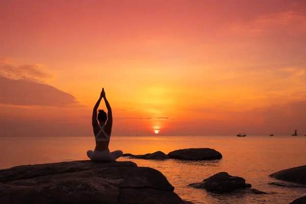 Menina asiática praticar Yoga na praia Nascer do sol manhã dia — Fotografia de Stock