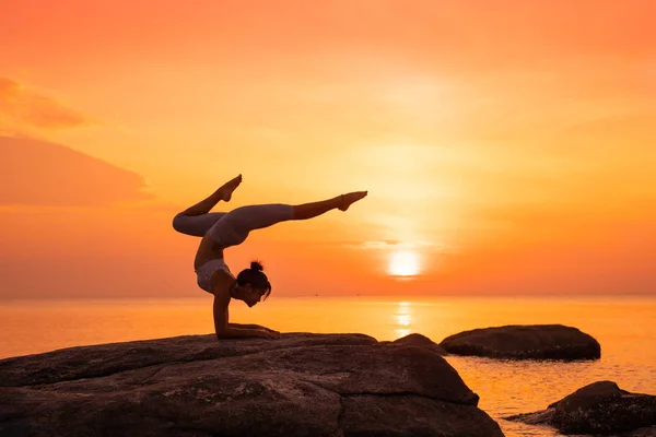 Chica asiática practica Yoga en la playa amanecer día de la mañana —  Fotos de Stock