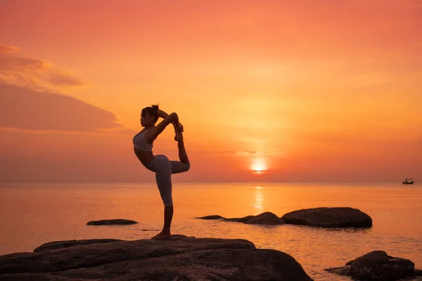 Chica asiática practica Yoga en la playa amanecer día de la mañana —  Fotos de Stock