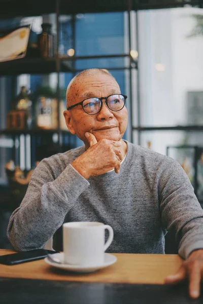 Asiatische senoir alter Mann Ruhestand Kaffee trinken im Café lächeln ein — Stockfoto