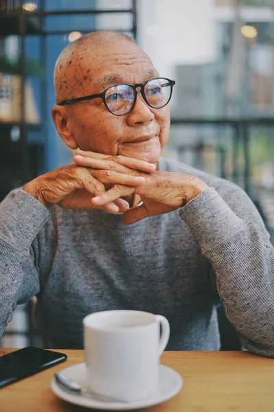 Asiatische senoir alter Mann Ruhestand Kaffee trinken im Café lächeln ein — Stockfoto