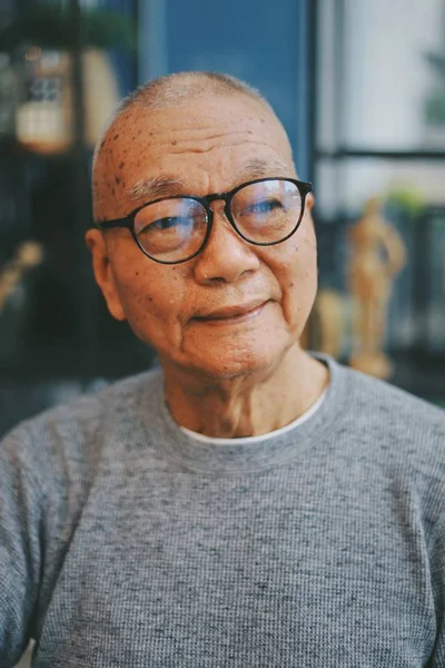 Asya senoir yaşlı adam emeklilik kafede kahve içme gülümseme bir — Stok fotoğraf