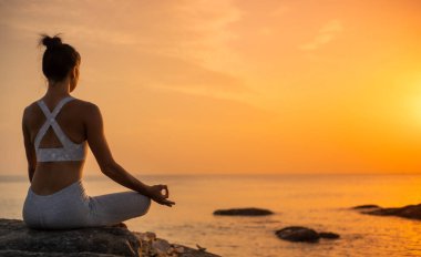 Sahilde Asyalı kız uygulama Yoga Sunrise sabah günü