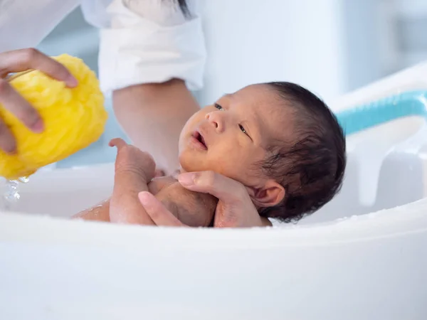 Madre baño asiático chico bebé recién nacido en la bañera —  Fotos de Stock