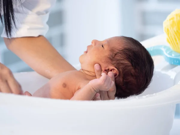 Madre baño asiático chico bebé recién nacido en la bañera —  Fotos de Stock