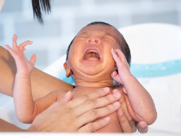 Madre baño asiático chico bebé recién nacido en la bañera —  Fotos de Stock