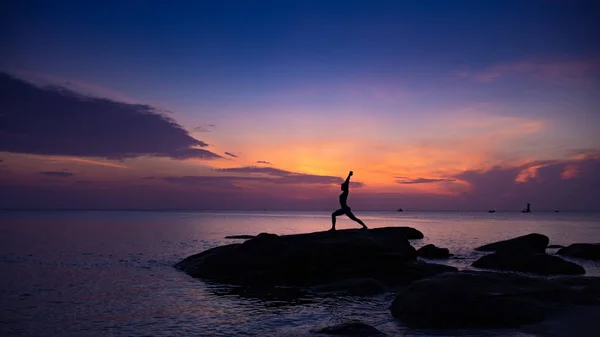 Азиатская девушка практикует йогу на пляже — стоковое фото