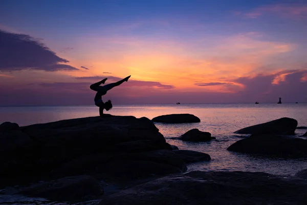 Asian Dziewczyna praktyka Joga na The Plaża Sunrise rano dzień — Zdjęcie stockowe