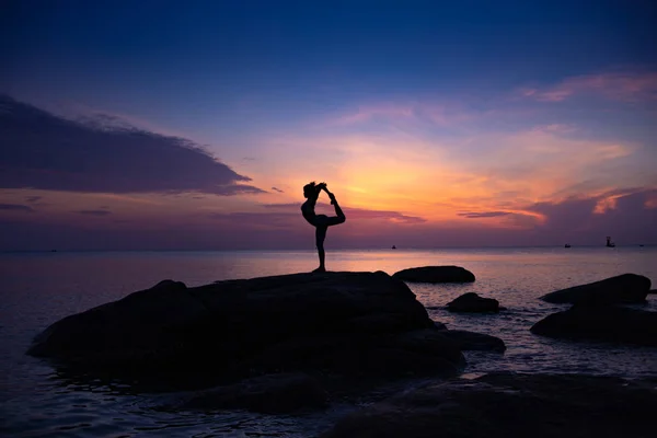 Chica asiática practica Yoga en la playa amanecer día de la mañana —  Fotos de Stock