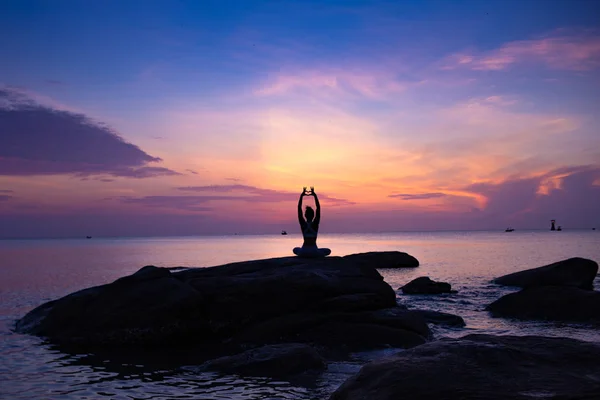 Aziatisch meisje praktijk yoga op het strand Sunrise Morning Day — Stockfoto