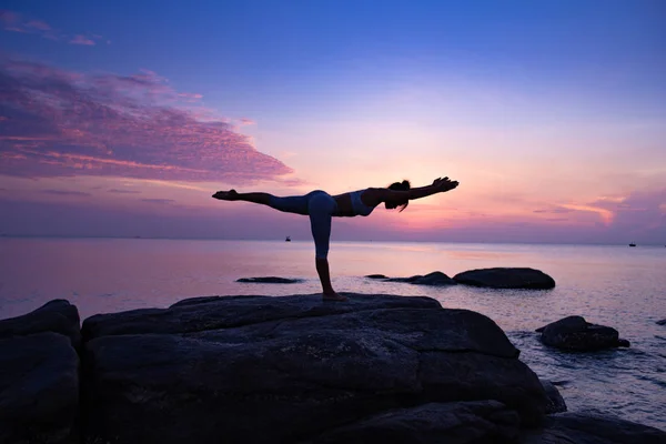 Chica asiática practica Yoga en la playa amanecer día de la mañana —  Fotos de Stock