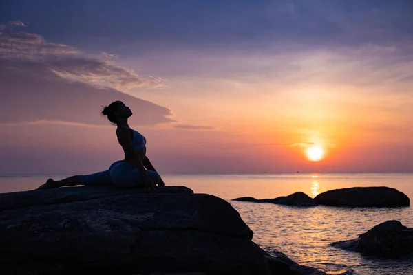Sahilde Asyalı kız uygulama Yoga Sunrise sabah günü — Stok fotoğraf