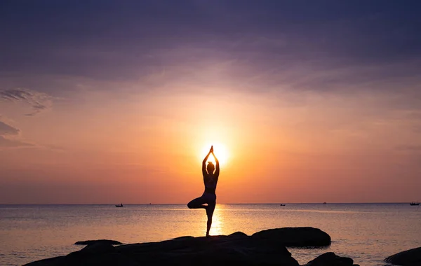 Asian Dziewczyna praktyka Joga na The Plaża Sunrise rano dzień — Zdjęcie stockowe