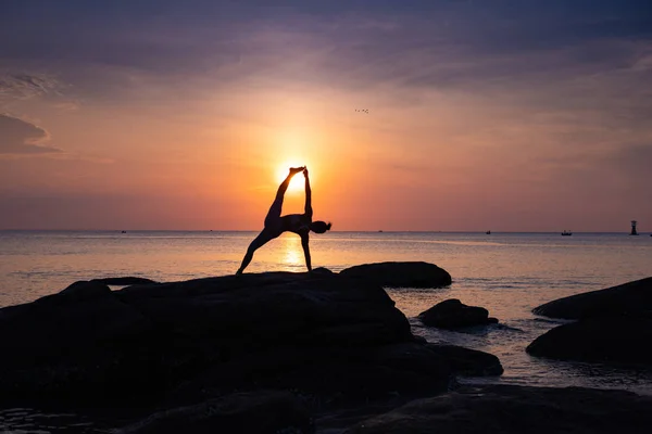 Menina asiática praticar Yoga na praia Nascer do sol manhã dia — Fotografia de Stock