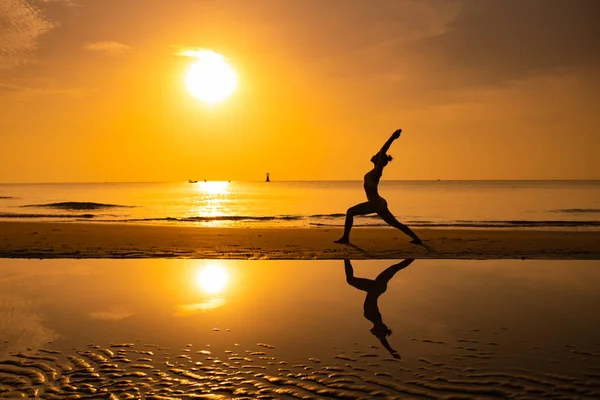 Asiatique fille pratique Yoga sur la plage Sunrise matin jour — Photo