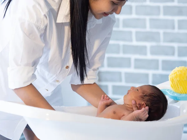 Мати ванни Азіатський хлопчик дитини новонародженого на ванну — стокове фото