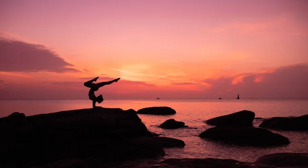 Asian Dziewczyna praktyka Joga na The Plaża Sunrise rano dzień — Zdjęcie stockowe