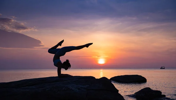 Chica asiática practica Yoga en la playa amanecer día de la mañana —  Fotos de Stock