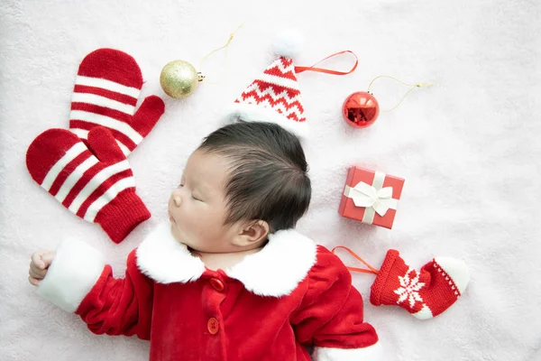 Asian dziecko noworodek na Santa Claus Uniform Sleeping z czerwony pudełko — Zdjęcie stockowe