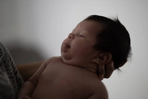 Asiática niña recién nacida en la mano madre —  Fotos de Stock