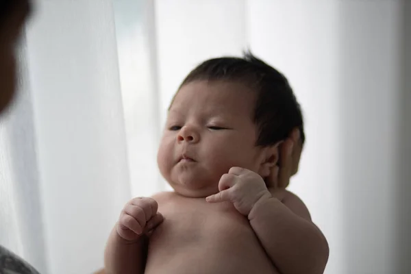 Asiática niña recién nacida en la mano madre —  Fotos de Stock