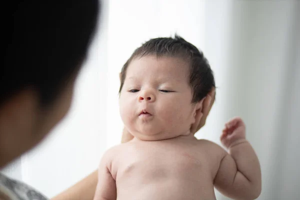 Asiática niña recién nacida en la mano madre —  Fotos de Stock