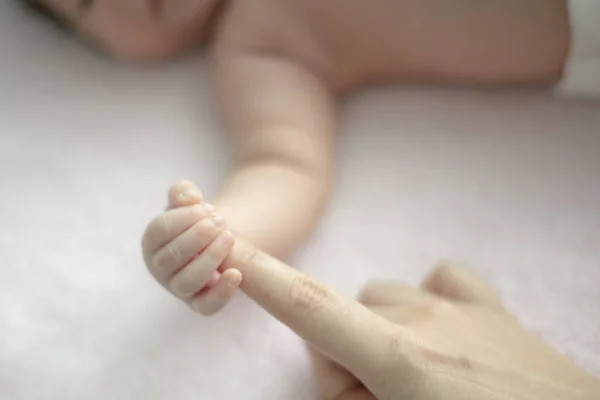 Bebé recién nacido dedos con madre toque amor concepto de familia —  Fotos de Stock