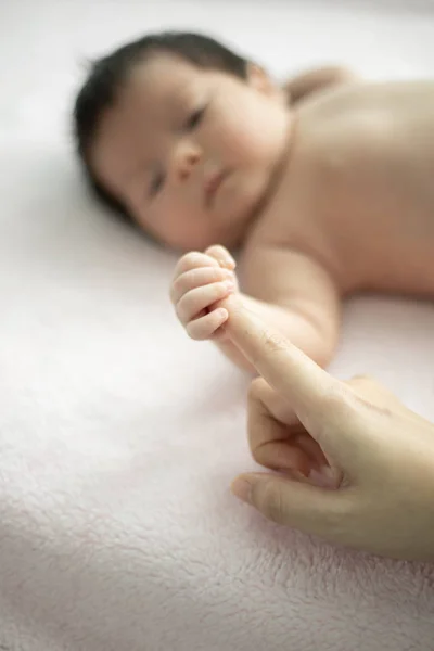 Dedos recém-nascidos bebê com mãe toque conceito de família amor — Fotografia de Stock