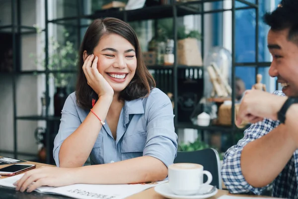 Asian woman in blue shirt  in cafe drinking coffee and talking w — Stock Photo, Image