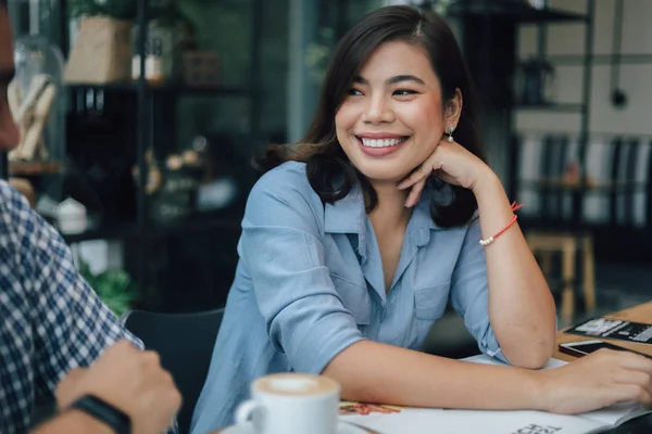 Asian woman in blue shirt  in cafe drinking coffee and talking w — Stock Photo, Image