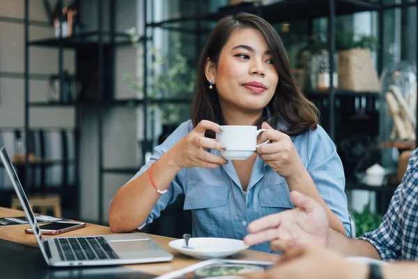 Asian woman in blue shirt  in cafe drinking coffee and talking w — Stock Photo, Image