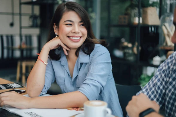 Asian woman in blue shirt  in cafe drinking coffee and talking w — Stock Photo, Image