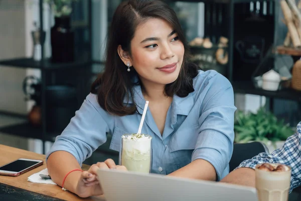 Asian woman in blue shirt  in cafe drinking coffee and talking w — Stock Photo, Image