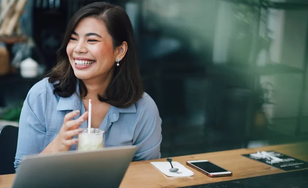 Asian woman in blue shirt  in cafe drinking coffee and talking w — Stock Photo, Image