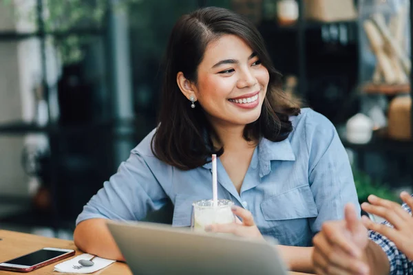 Asian woman in blue shirt  in cafe drinking coffee and talking w — Stock Photo, Image