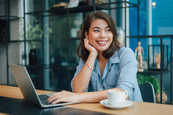 Asian woman in blue shirt  in cafe drinking coffee and talking w — Stock Photo, Image