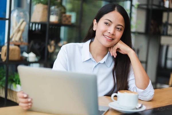Asiatico donna in blu camicia lavoro e bere caffè in caffè sho — Foto Stock