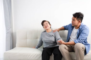 Mavi gömlek massag Asya kıdemli kadın anne ve genç adam oğlu