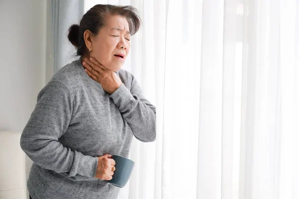 Asiatico anziano donna madre e giovane uomo figlio in blu camicia massag — Foto Stock