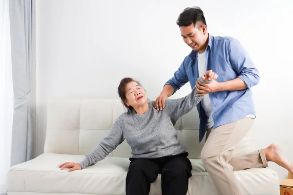 Asiática senior mujer madre y joven hombre hijo en azul camisa massag — Foto de Stock