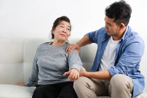 Ázsiai Senior nő anyja és fiatalember fia, kék inget massag — Stock Fotó