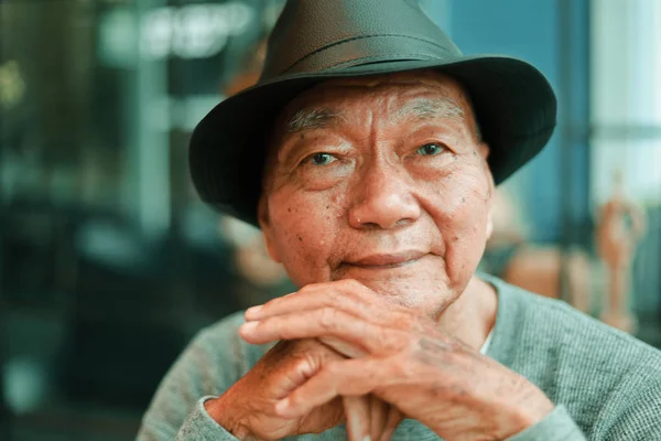 亚洲老人在咖啡店喝咖啡 — 图库照片