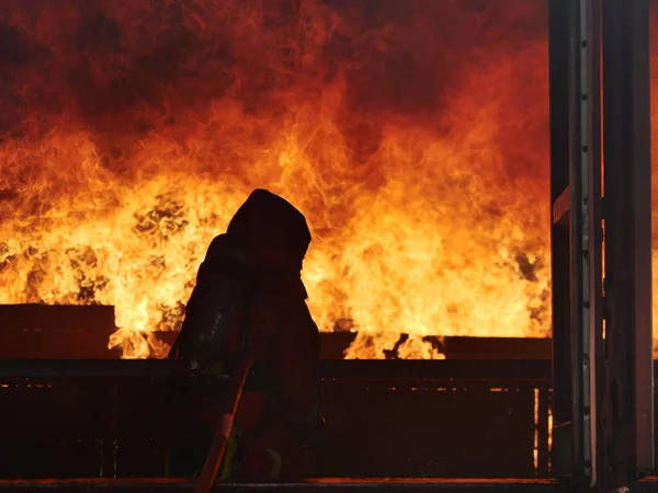 Пожежний розпилювач води для пожежі спалювання автомобіля майстерня пожежного трені — стокове фото