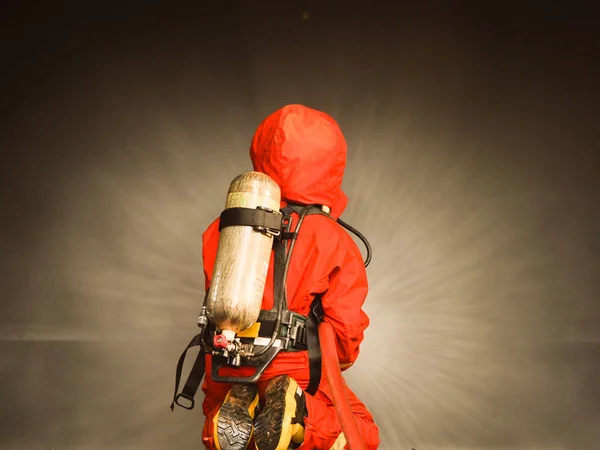 Пожарный спрей воды для пожара горящий автомобиль мастерская пожарных стажеров — стоковое фото
