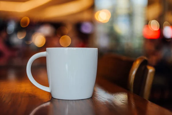Šálek kávy espresso na dřevěném stole v kavárně — Stock fotografie