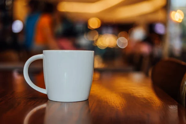 Šálek kávy espresso na dřevěném stole v kavárně — Stock fotografie