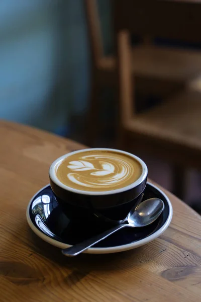 Káva latte art v kavárně v vintage barevný tón — Stock fotografie