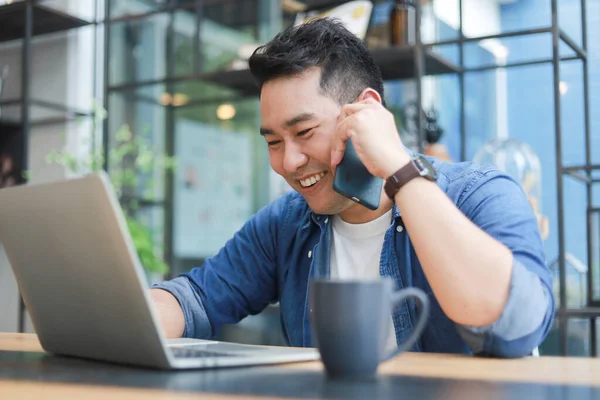 Junger Asiatischer Mann Blauem Hemd Arbeitet Mit Laptop Café Café — Stockfoto